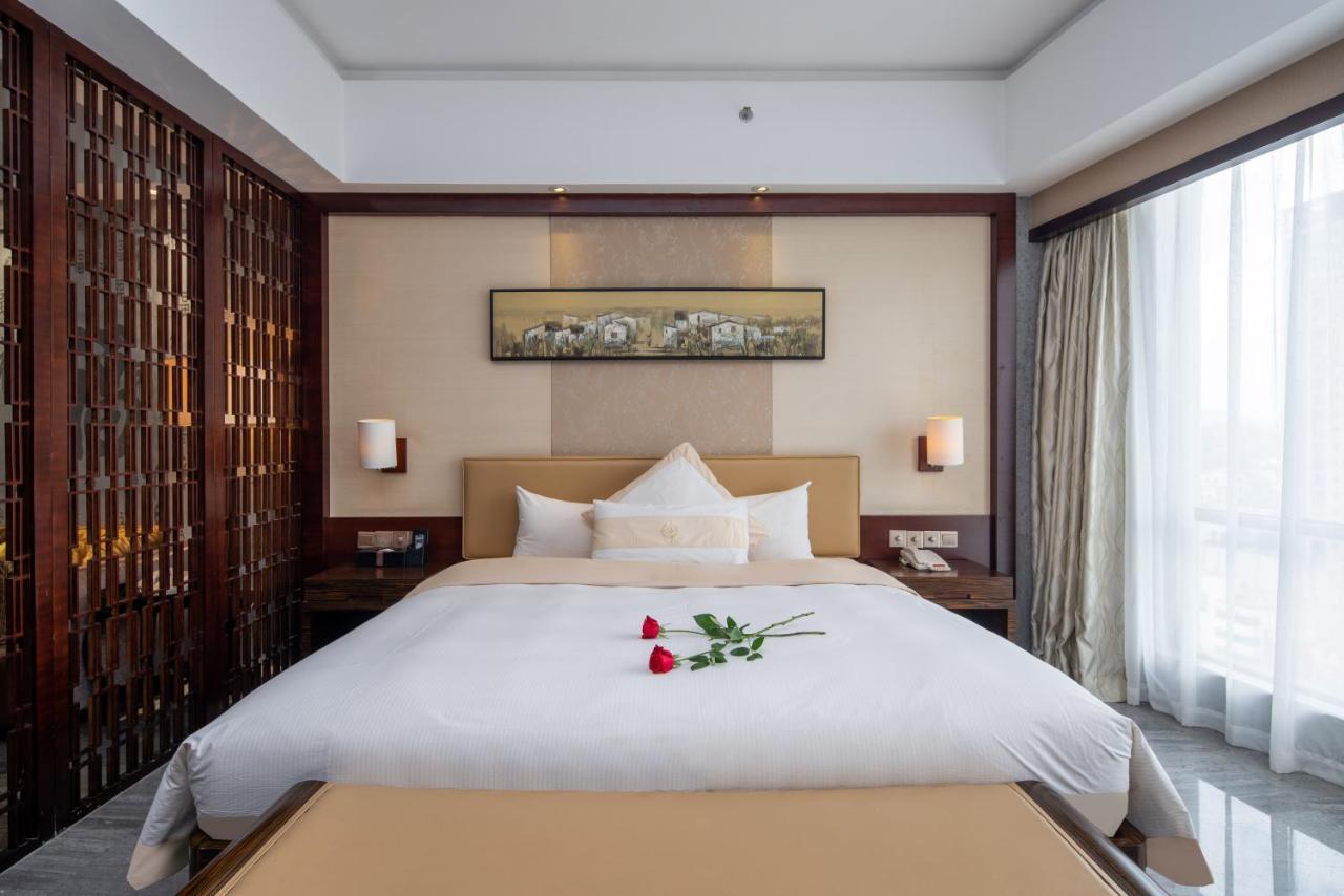 King Royal Hotel Yunfu ภายนอก รูปภาพ